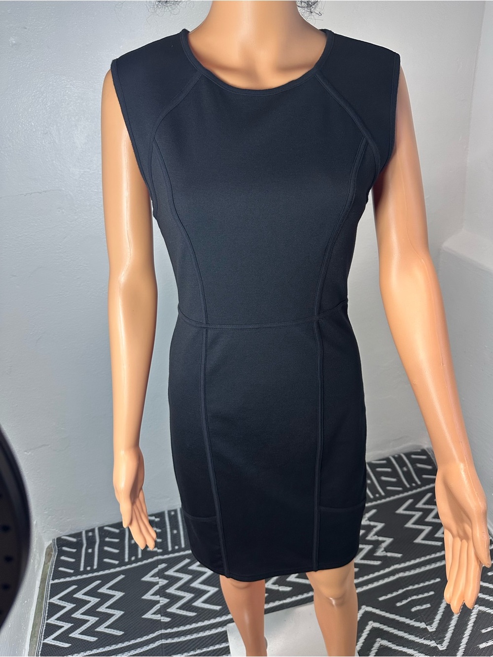 The ultimate Little Black dress size 4. Worn only 1 time.